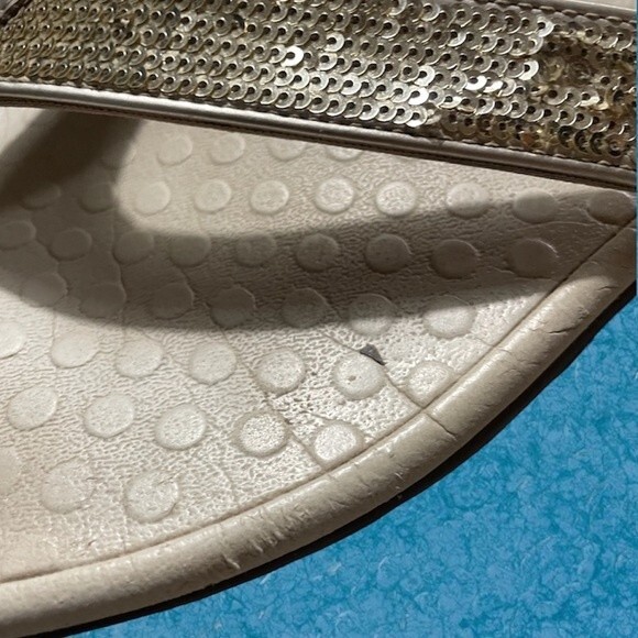 VIONIC Gold Sequined Flip Fops size 9 - Picture 2 of 6